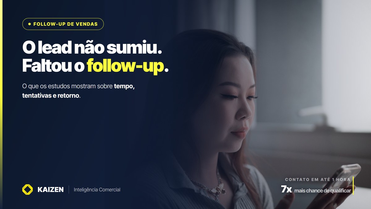 Mulher olhando o celular, pensativa, diante de uma conversa de venda sem resposta